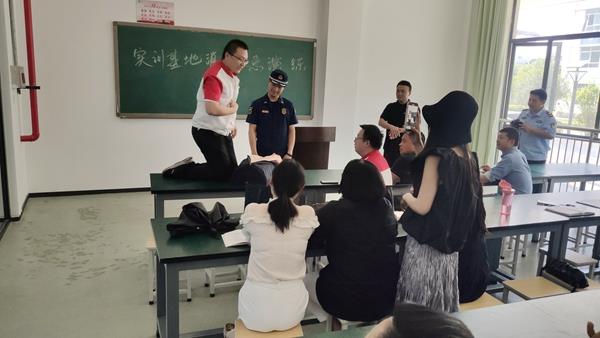 cfe4df150a1b4ef6bcc3c071c321d43e.jpg