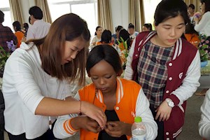 湖南师大留学生春季实习团来伟德官网学习插花艺术