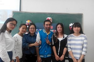 湖南师大留学生春季实习团来伟德官网学习京剧脸谱绘制艺术